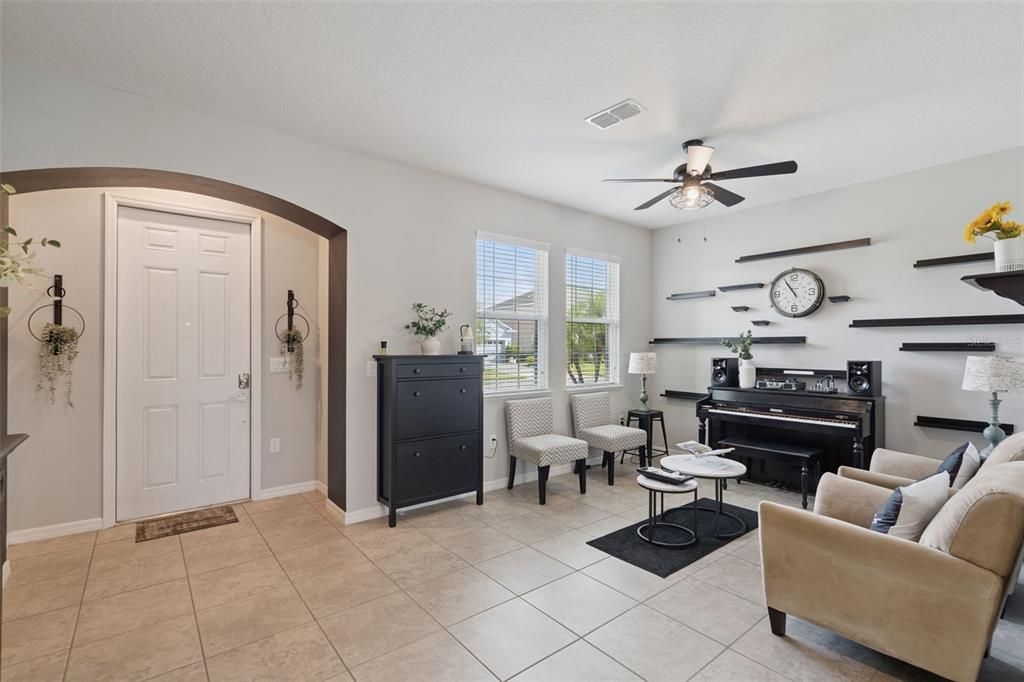 Activo con contrato: $595,000 (4 camas, 3 baños, 2819 Pies cuadrados)