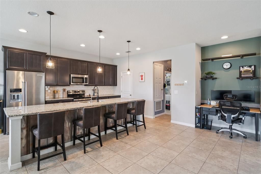 Activo con contrato: $595,000 (4 camas, 3 baños, 2819 Pies cuadrados)