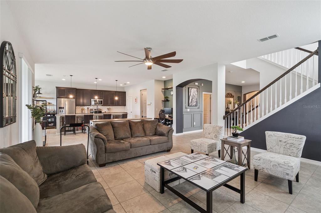 Activo con contrato: $595,000 (4 camas, 3 baños, 2819 Pies cuadrados)