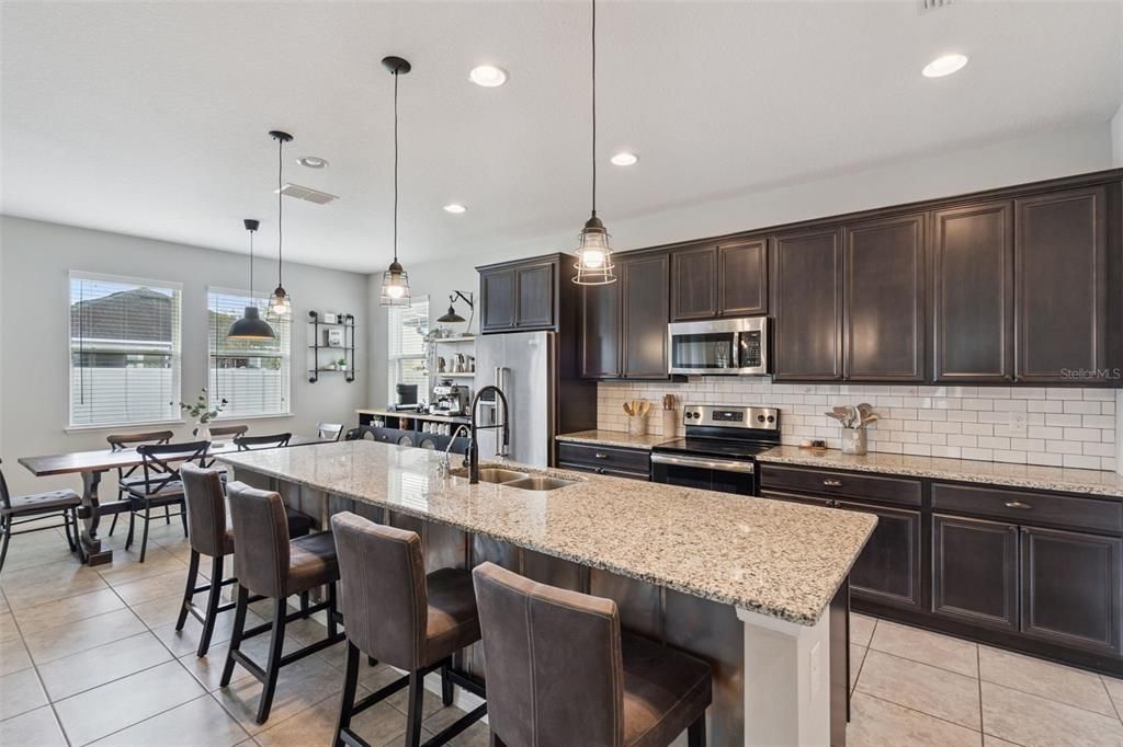 Activo con contrato: $595,000 (4 camas, 3 baños, 2819 Pies cuadrados)