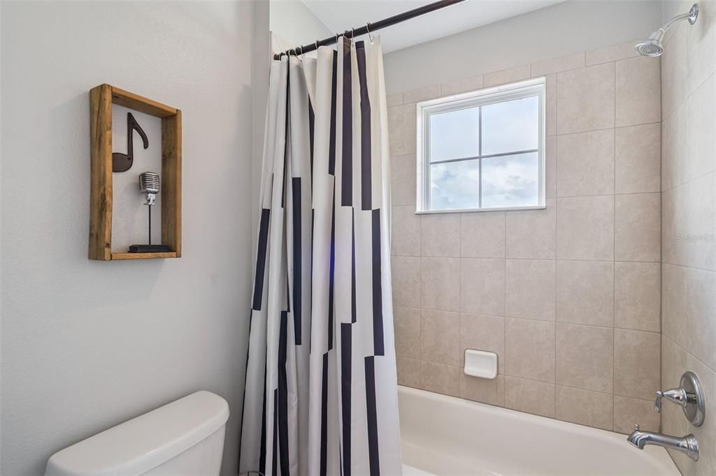 Activo con contrato: $595,000 (4 camas, 3 baños, 2819 Pies cuadrados)