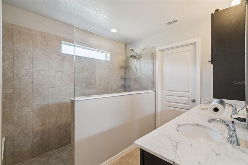 Activo con contrato: $595,000 (4 camas, 3 baños, 2819 Pies cuadrados)