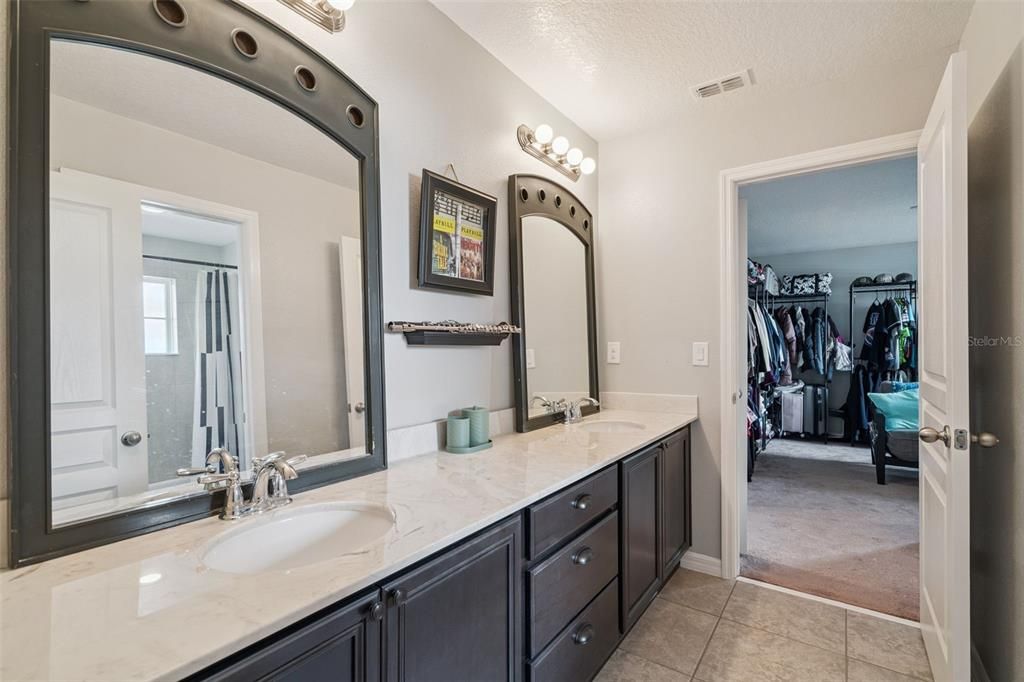 Activo con contrato: $595,000 (4 camas, 3 baños, 2819 Pies cuadrados)