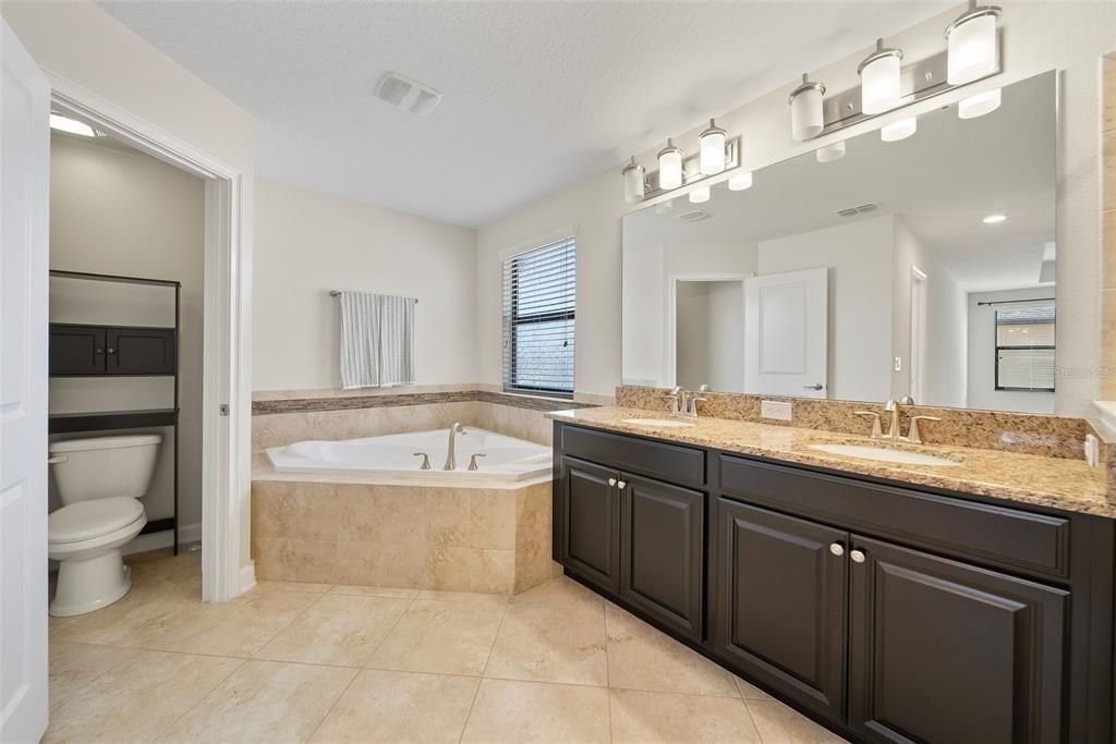 待售: $599,999 (6 贝兹, 3 浴室, 2626 平方英尺)