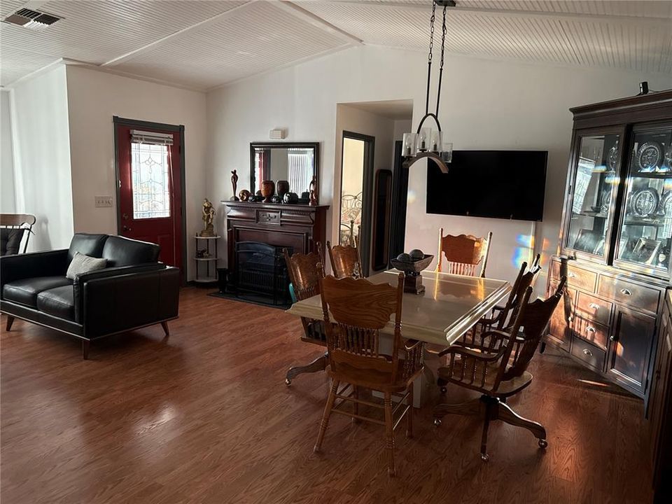 For Sale: $372,000 (4 beds, 2 baths, 1704 Square Feet)