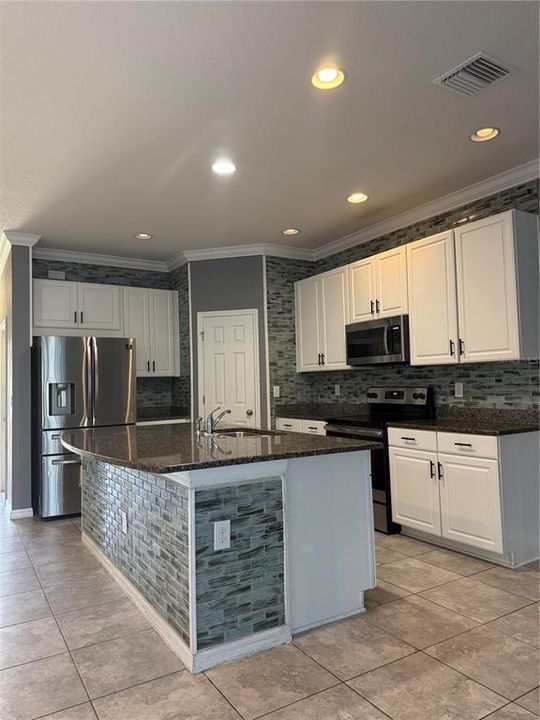 合同活跃: $1,900 (3 贝兹, 2 浴室, 1576 平方英尺)