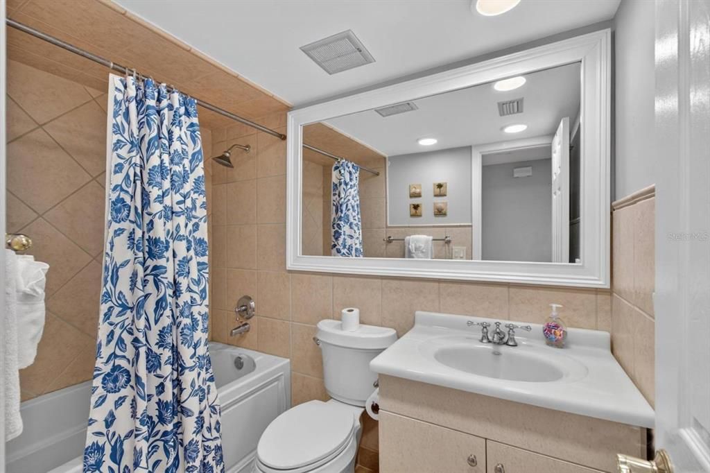 待售: $195,000 (2 贝兹, 2 浴室, 1214 平方英尺)