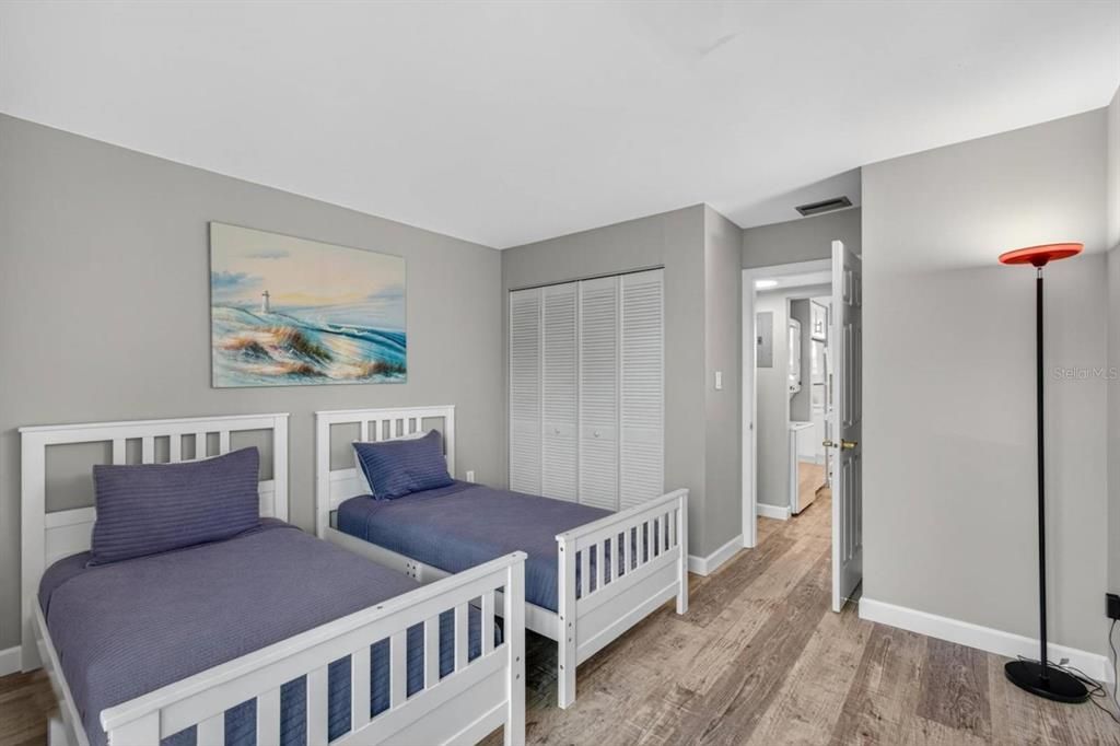 待售: $195,000 (2 贝兹, 2 浴室, 1214 平方英尺)