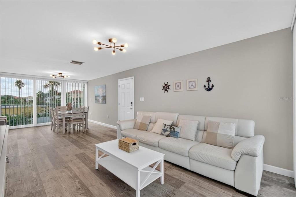 待售: $195,000 (2 贝兹, 2 浴室, 1214 平方英尺)