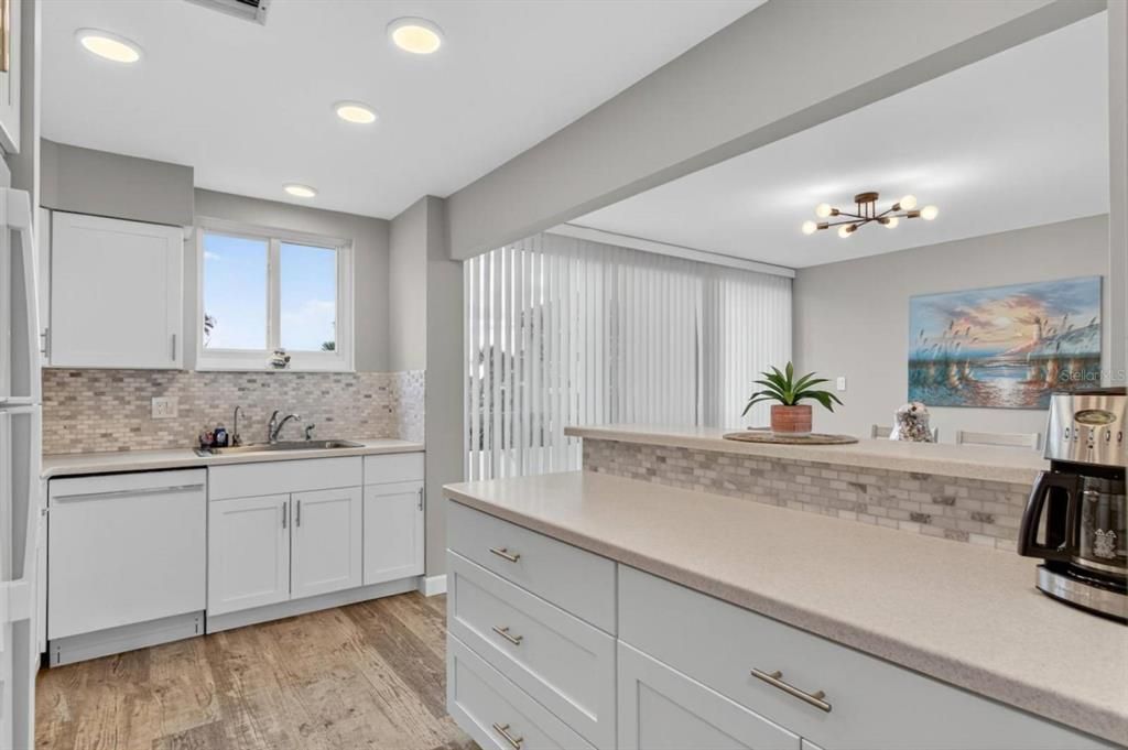 待售: $195,000 (2 贝兹, 2 浴室, 1214 平方英尺)