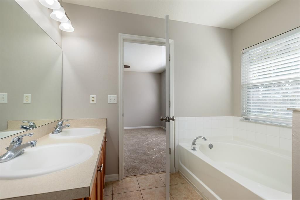 合同活跃: $309,900 (3 贝兹, 2 浴室, 1798 平方英尺)