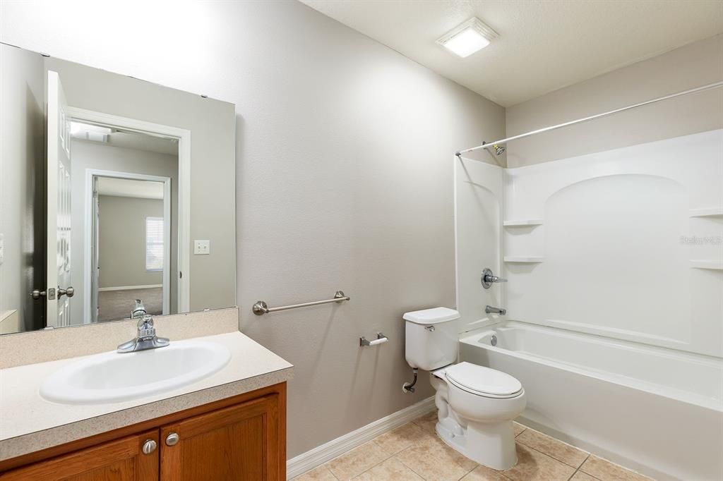 合同活跃: $309,900 (3 贝兹, 2 浴室, 1798 平方英尺)