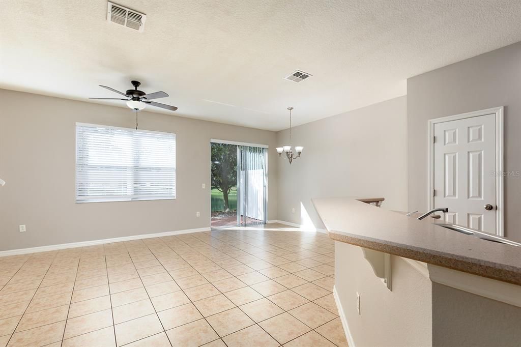 合同活跃: $309,900 (3 贝兹, 2 浴室, 1798 平方英尺)