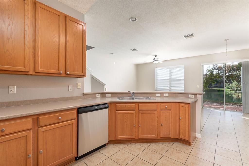 合同活跃: $309,900 (3 贝兹, 2 浴室, 1798 平方英尺)