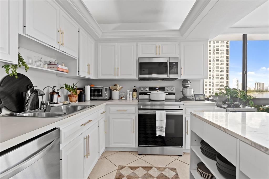 Active With Contract: $4,500 (2 beds, 2 baths, 1702 Square Feet)