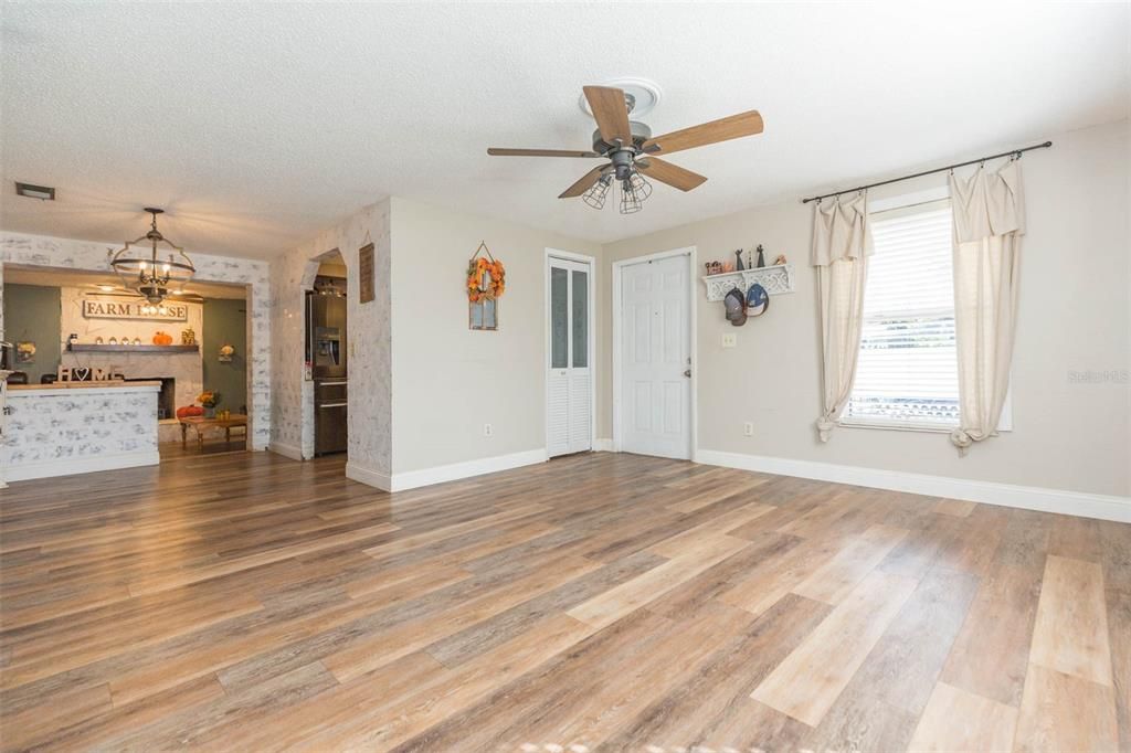 待售: $310,000 (3 贝兹, 1 浴室, 1265 平方英尺)