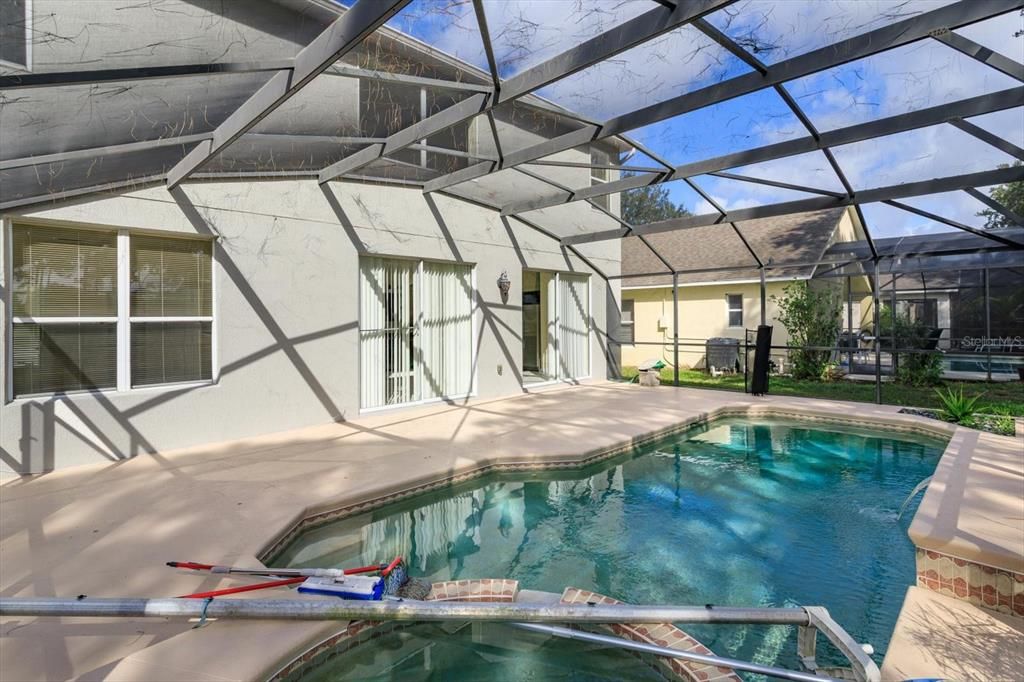 For Sale: $449,000 (6 beds, 4 baths, 2934 Square Feet)