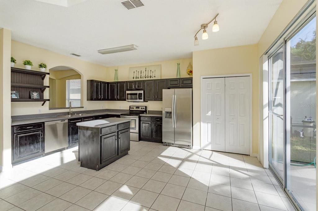 For Sale: $449,000 (6 beds, 4 baths, 2934 Square Feet)