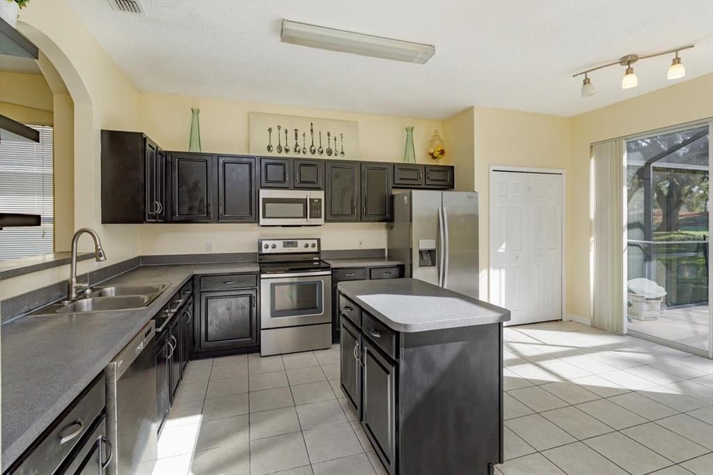 For Sale: $449,000 (6 beds, 4 baths, 2934 Square Feet)