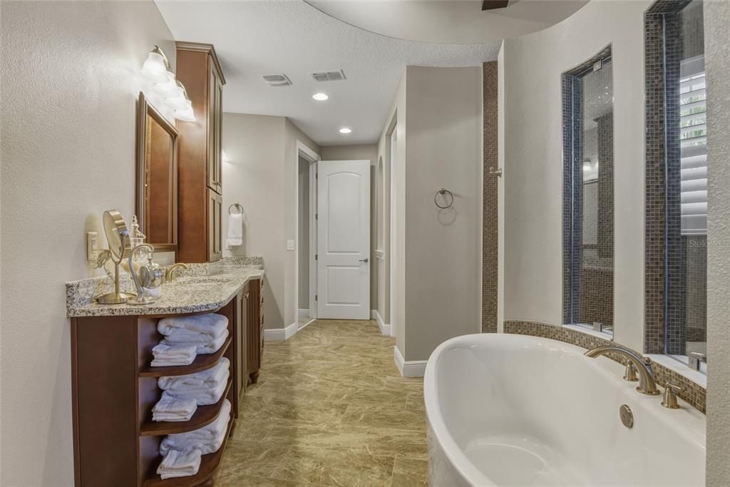 Activo con contrato: $1,350,000 (4 camas, 4 baños, 3665 Pies cuadrados)