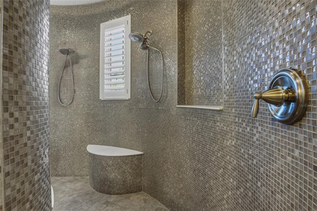 Activo con contrato: $1,350,000 (4 camas, 4 baños, 3665 Pies cuadrados)