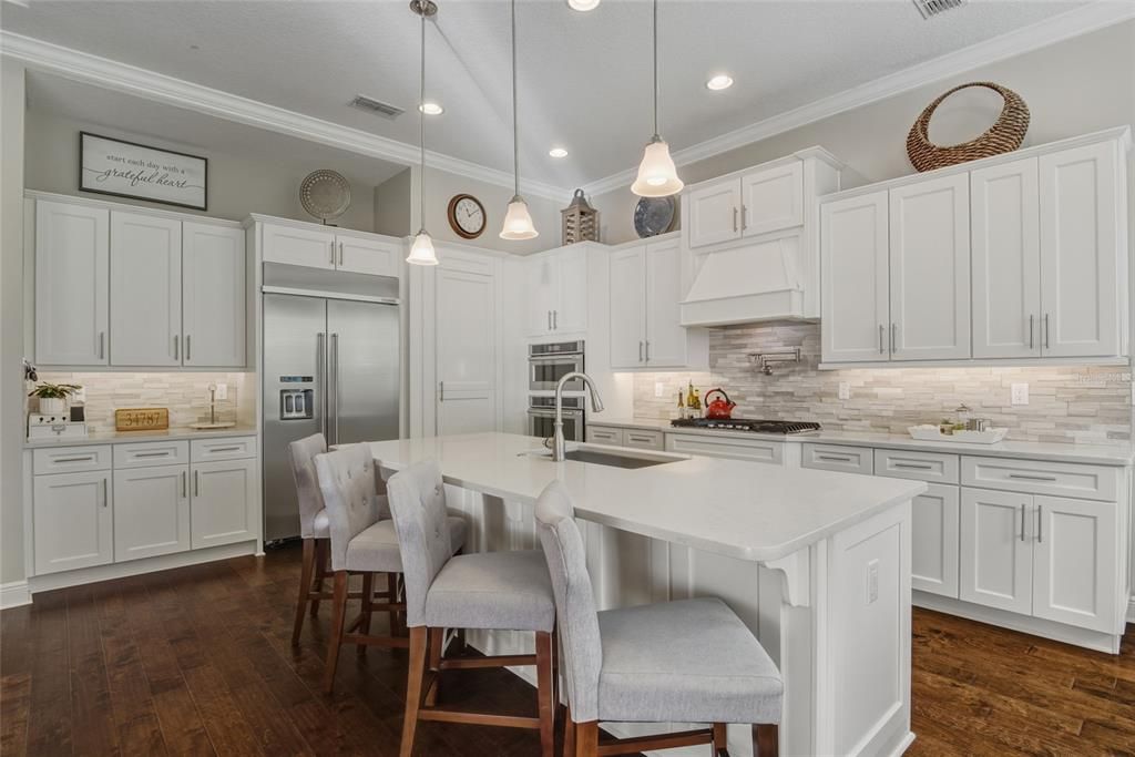 Activo con contrato: $1,350,000 (4 camas, 4 baños, 3665 Pies cuadrados)