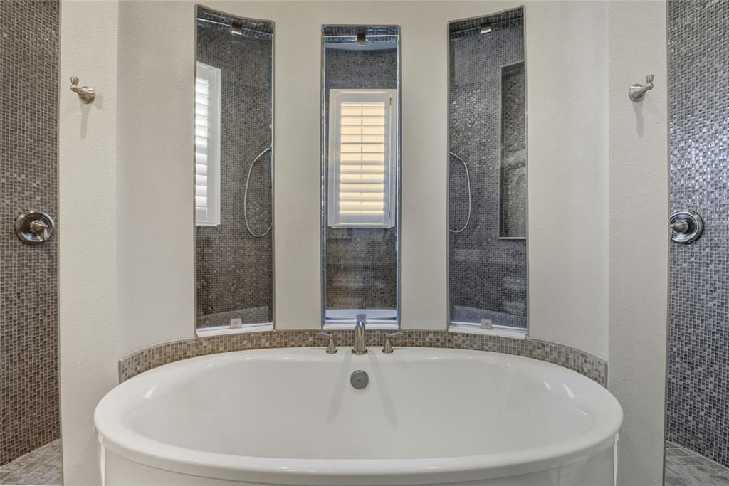 Activo con contrato: $1,350,000 (4 camas, 4 baños, 3665 Pies cuadrados)