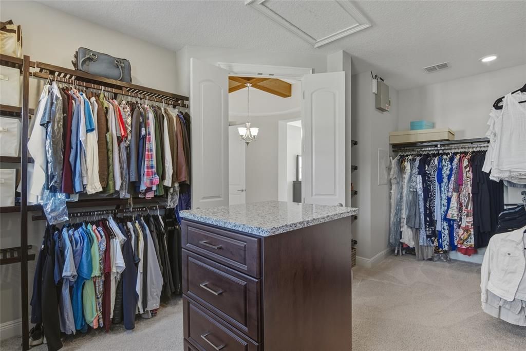 Activo con contrato: $1,350,000 (4 camas, 4 baños, 3665 Pies cuadrados)