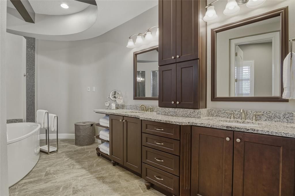 Activo con contrato: $1,350,000 (4 camas, 4 baños, 3665 Pies cuadrados)