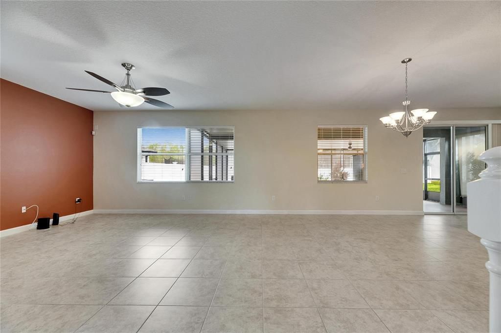 合同活跃: $495,000 (5 贝兹, 3 浴室, 2272 平方英尺)