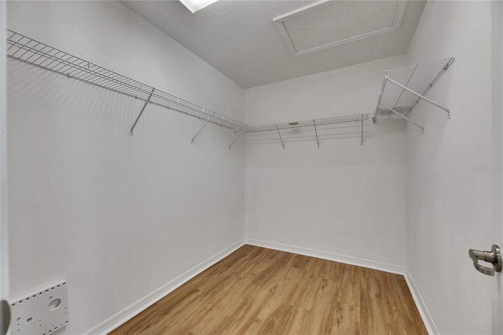 合同活跃: $495,000 (5 贝兹, 3 浴室, 2272 平方英尺)