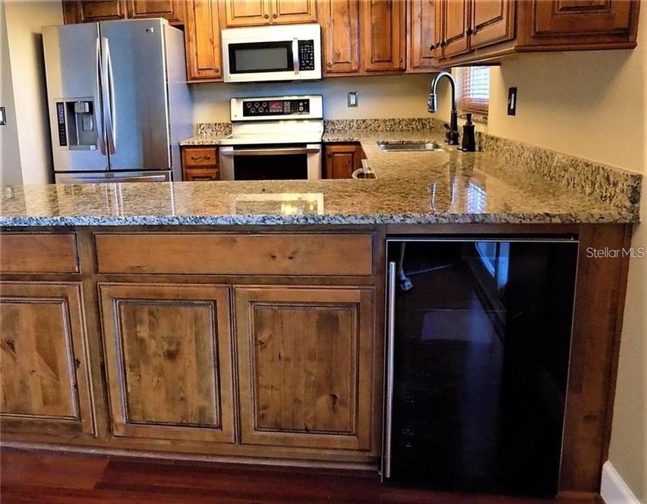 For Sale: $243,900 (2 beds, 2 baths, 1100 Square Feet)