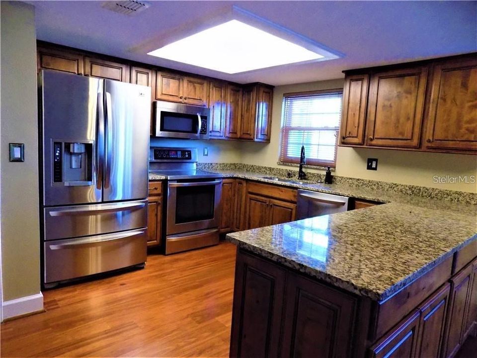 For Sale: $243,900 (2 beds, 2 baths, 1100 Square Feet)