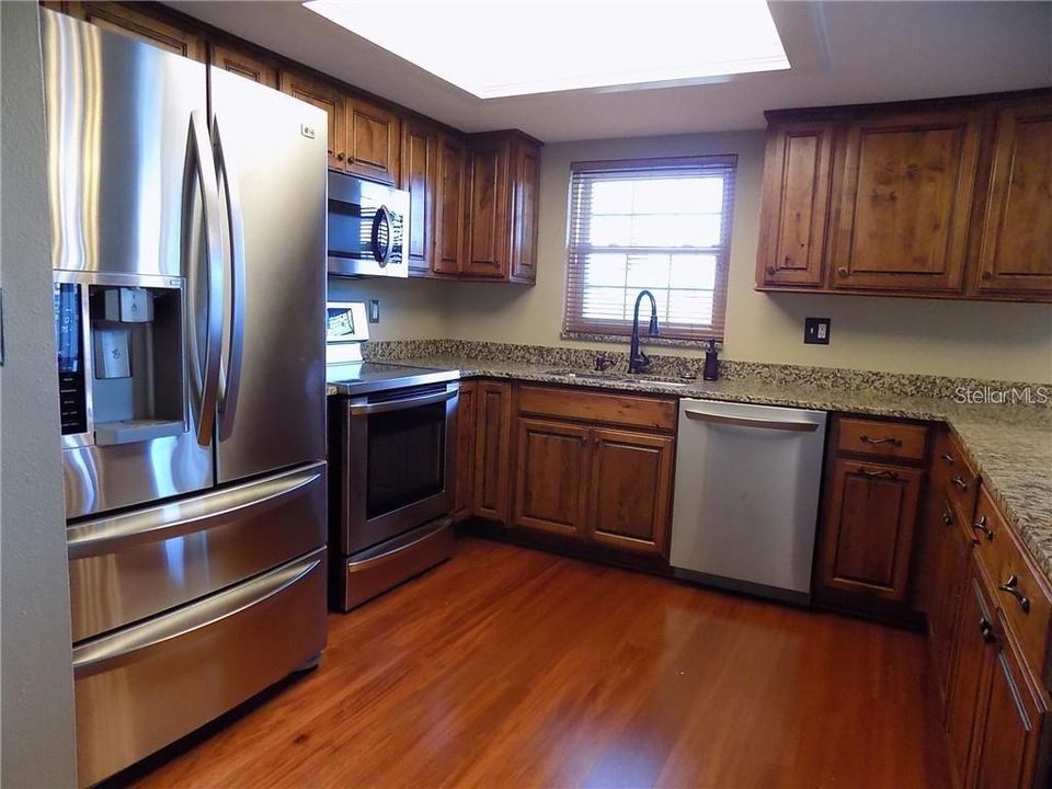 For Sale: $243,900 (2 beds, 2 baths, 1100 Square Feet)