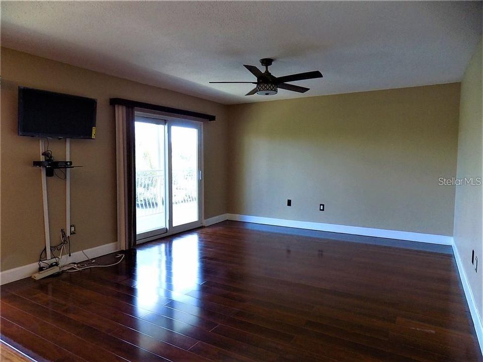 For Sale: $243,900 (2 beds, 2 baths, 1100 Square Feet)