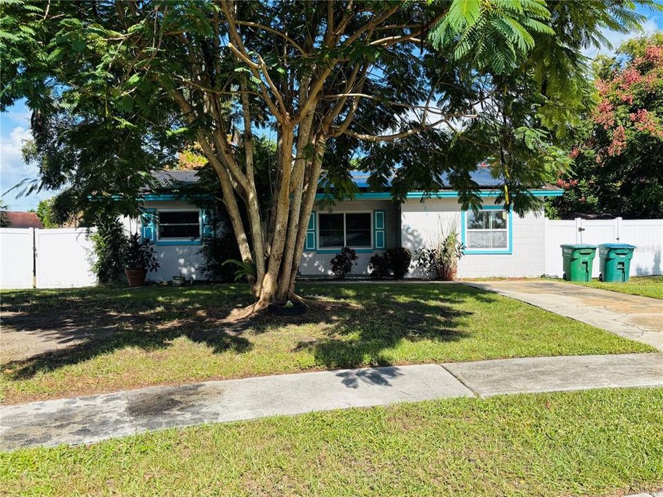 For Sale: $360,000 (5 beds, 2 baths, 1533 Square Feet)