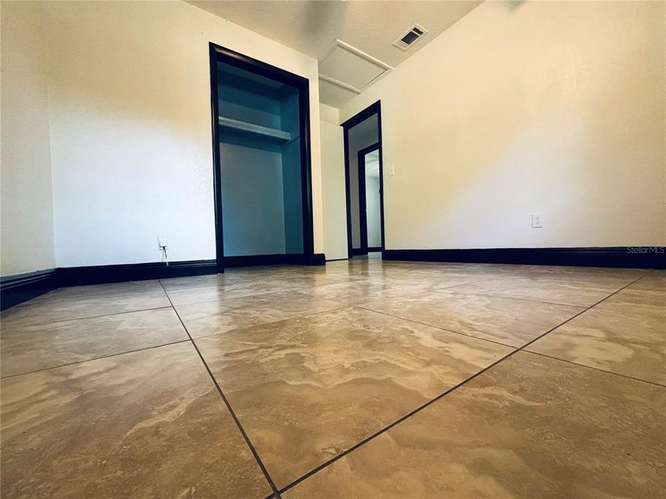 For Sale: $360,000 (5 beds, 2 baths, 1533 Square Feet)