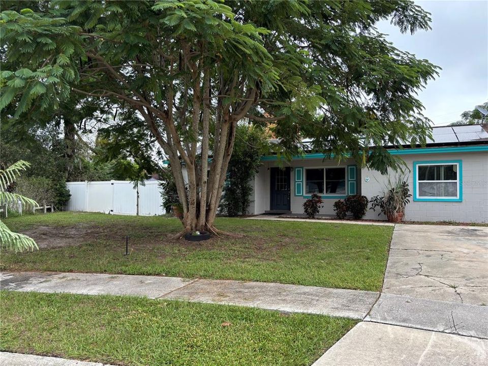 For Sale: $360,000 (5 beds, 2 baths, 1533 Square Feet)