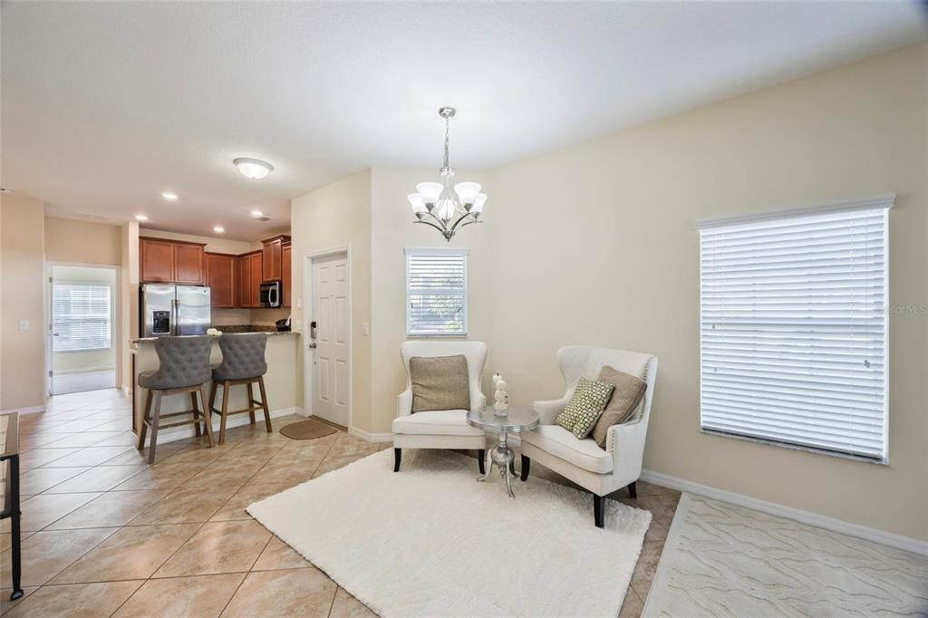 合同活跃: $245,000 (4 贝兹, 3 浴室, 1612 平方英尺)