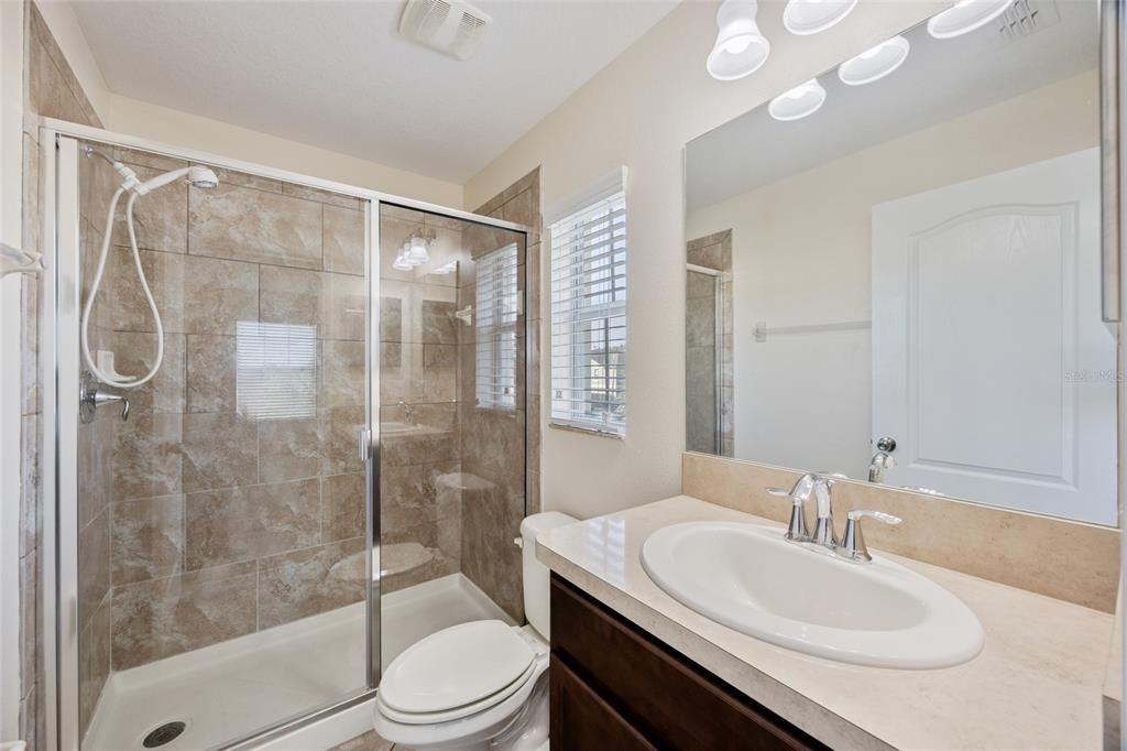 合同活跃: $245,000 (4 贝兹, 3 浴室, 1612 平方英尺)