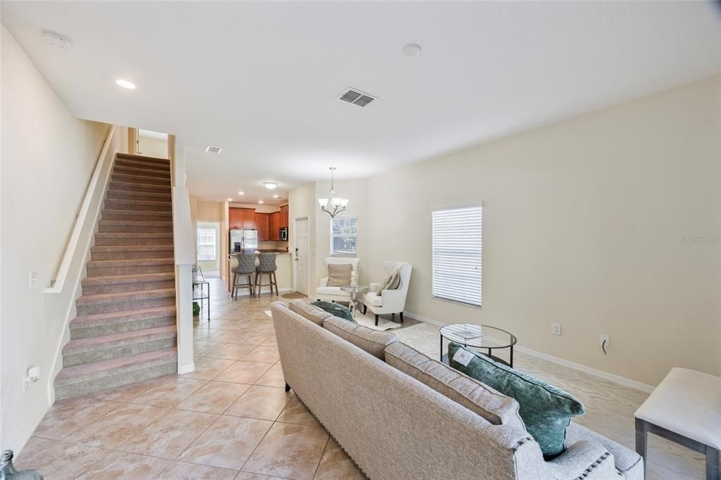 合同活跃: $245,000 (4 贝兹, 3 浴室, 1612 平方英尺)