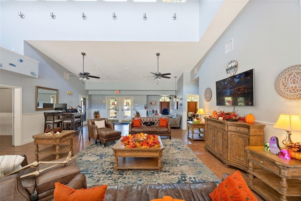 合同活跃: $245,000 (4 贝兹, 3 浴室, 1612 平方英尺)