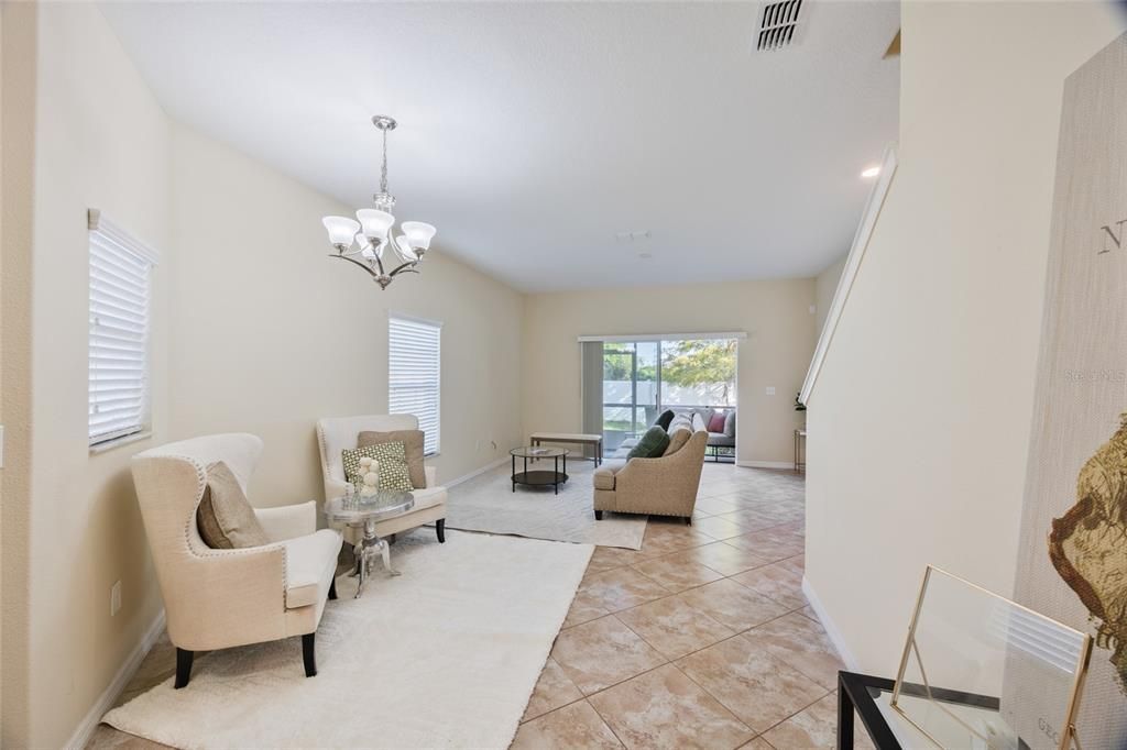 合同活跃: $245,000 (4 贝兹, 3 浴室, 1612 平方英尺)