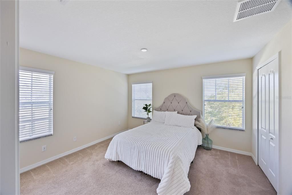 合同活跃: $245,000 (4 贝兹, 3 浴室, 1612 平方英尺)