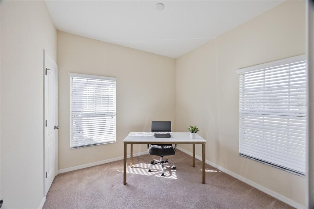 合同活跃: $245,000 (4 贝兹, 3 浴室, 1612 平方英尺)