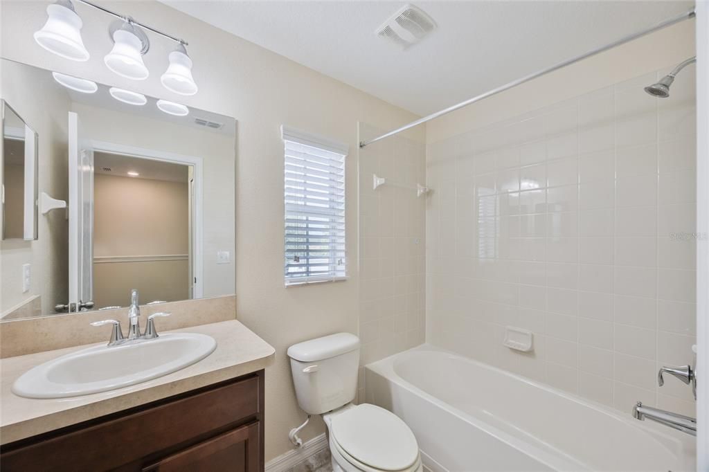 合同活跃: $245,000 (4 贝兹, 3 浴室, 1612 平方英尺)