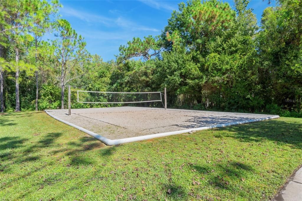 合同活跃: $245,000 (4 贝兹, 3 浴室, 1612 平方英尺)