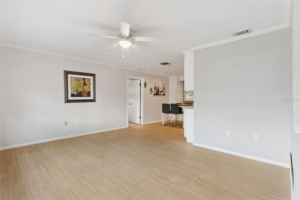 Activo con contrato: $429,999 (4 camas, 2 baños, 1690 Pies cuadrados)