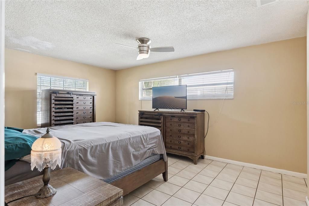 Activo con contrato: $429,999 (4 camas, 2 baños, 1690 Pies cuadrados)