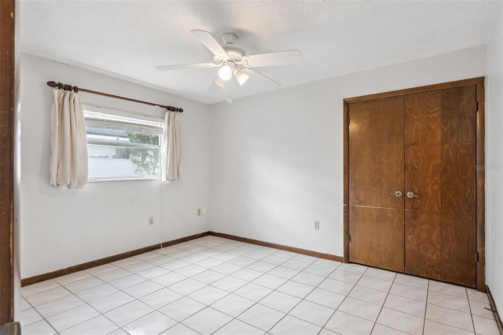 Activo con contrato: $429,999 (4 camas, 2 baños, 1690 Pies cuadrados)